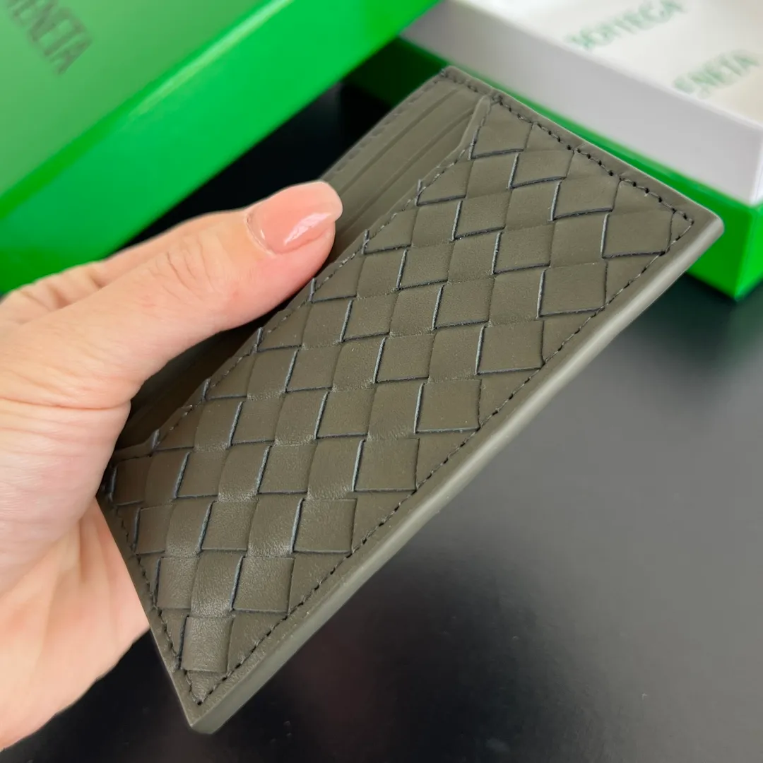 #BV New Small Woven Card Holder 817397 Simple and exquisite card holder. Small, light and easy to carry. Put it directly in your pocket or put it in a small bag. It is made of cowhide and feels soft to the touch. There are 6 card slots on both sides and the main card slot in the middle. It is enough for daily use. In the era of no cash, the card holder is more convenient and practical. The card holder that everyone needs. Size: 11x8x0.2 P400